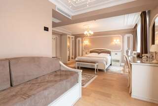 Отель Hotel Gabriela Вишеу-де-Сус Двухместный номер с двуспальной кроватью и дополнительной кроватью-1